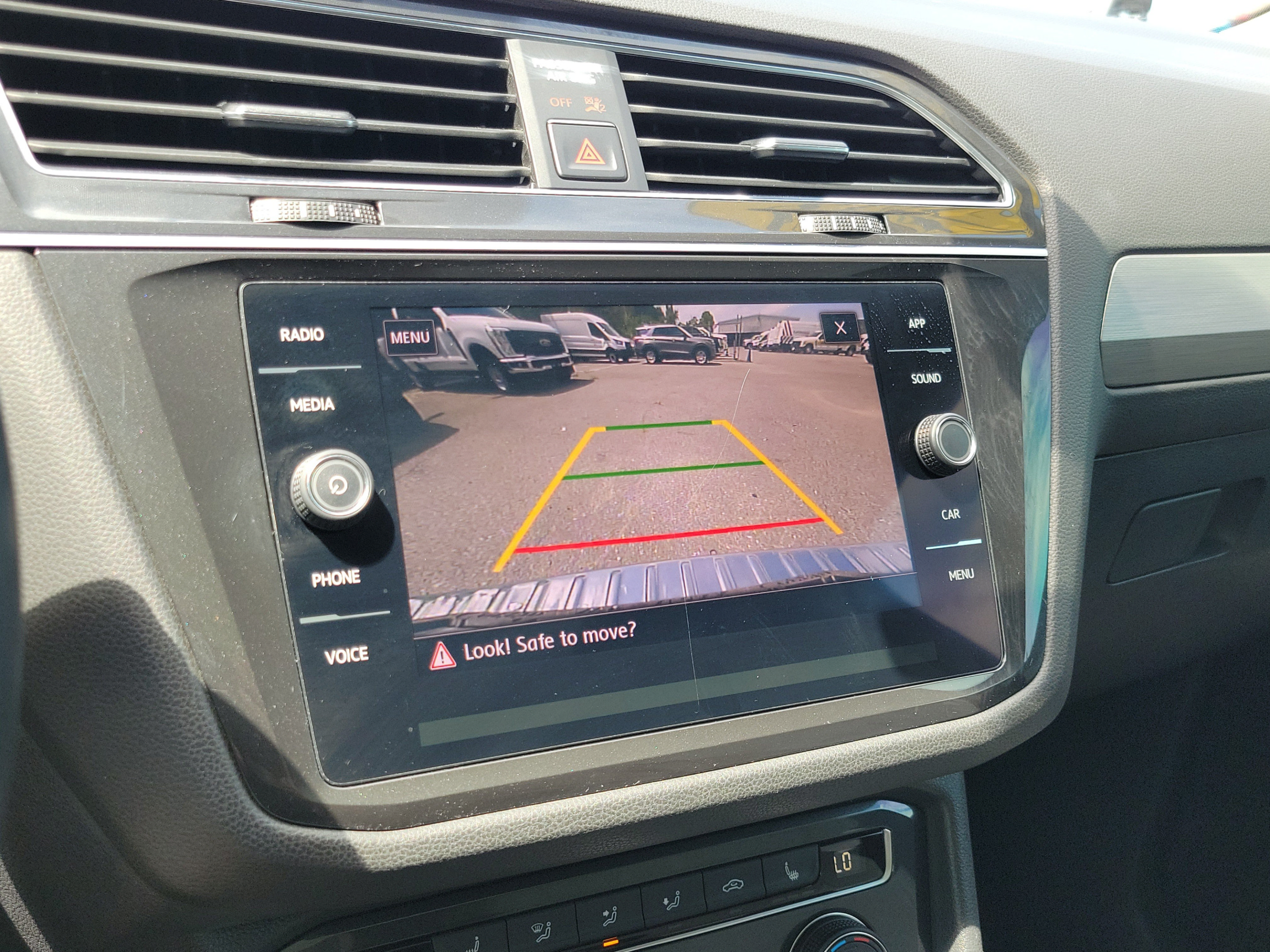 Used 2018 Volkswagen Tiguan SE w/ Panoramic Sunroof Package FWD image 27