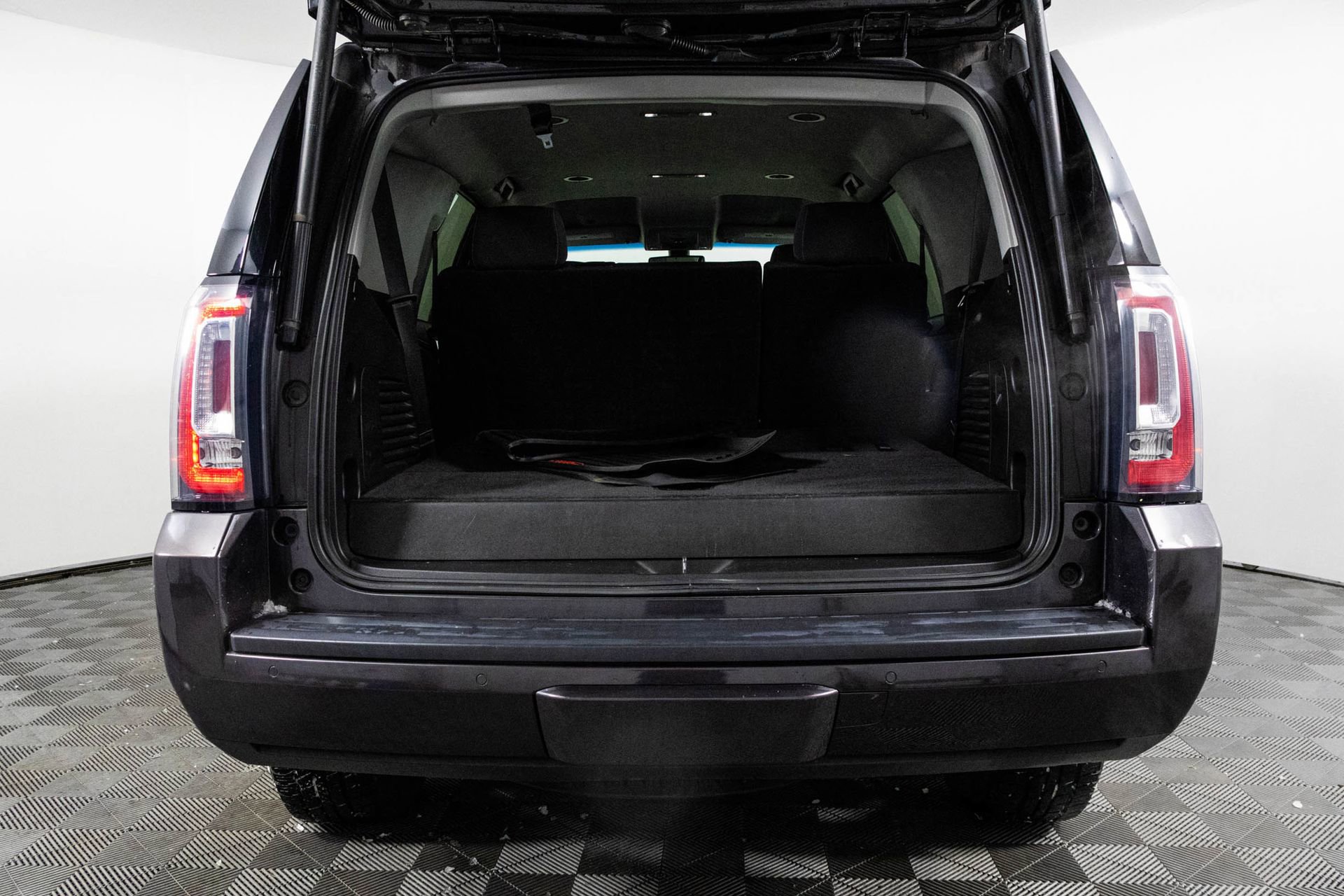 Used 2018 GMC Yukon SLE w/ SLE Value Package image 35