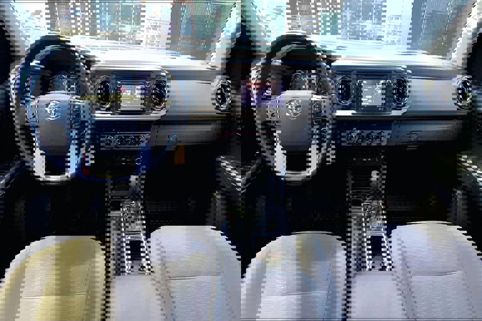 Used 2018 Toyota Tacoma SR5 AWD/4WD image 15