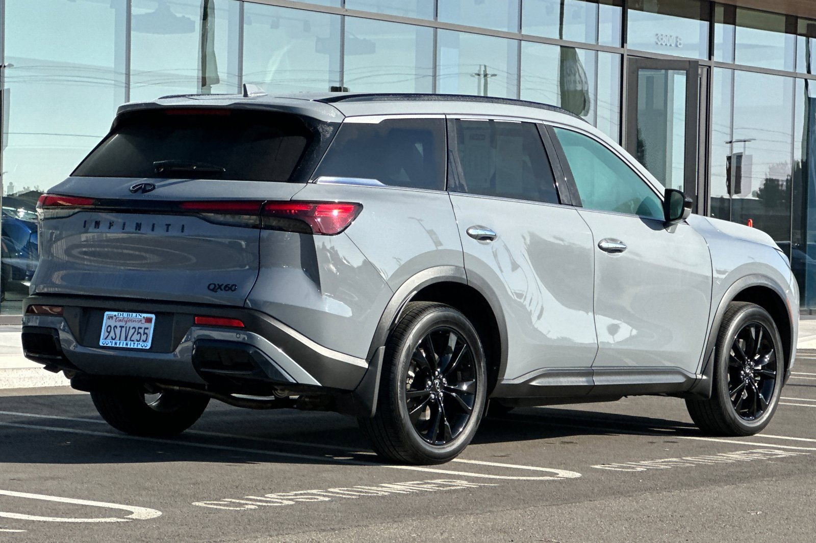 Certified 2025 INFINITI QX60 Luxe w/ Black Edition image 4