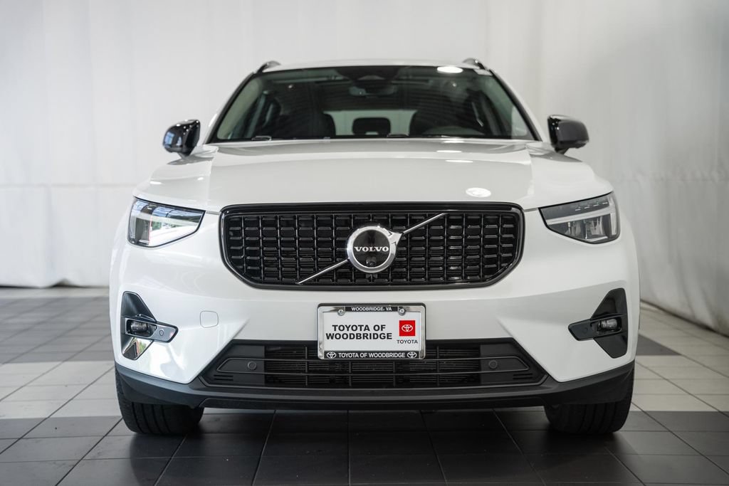 Used 2023 Volvo XC40 B5 Plus w/ Driver Assist Package AWD/4WD image 2
