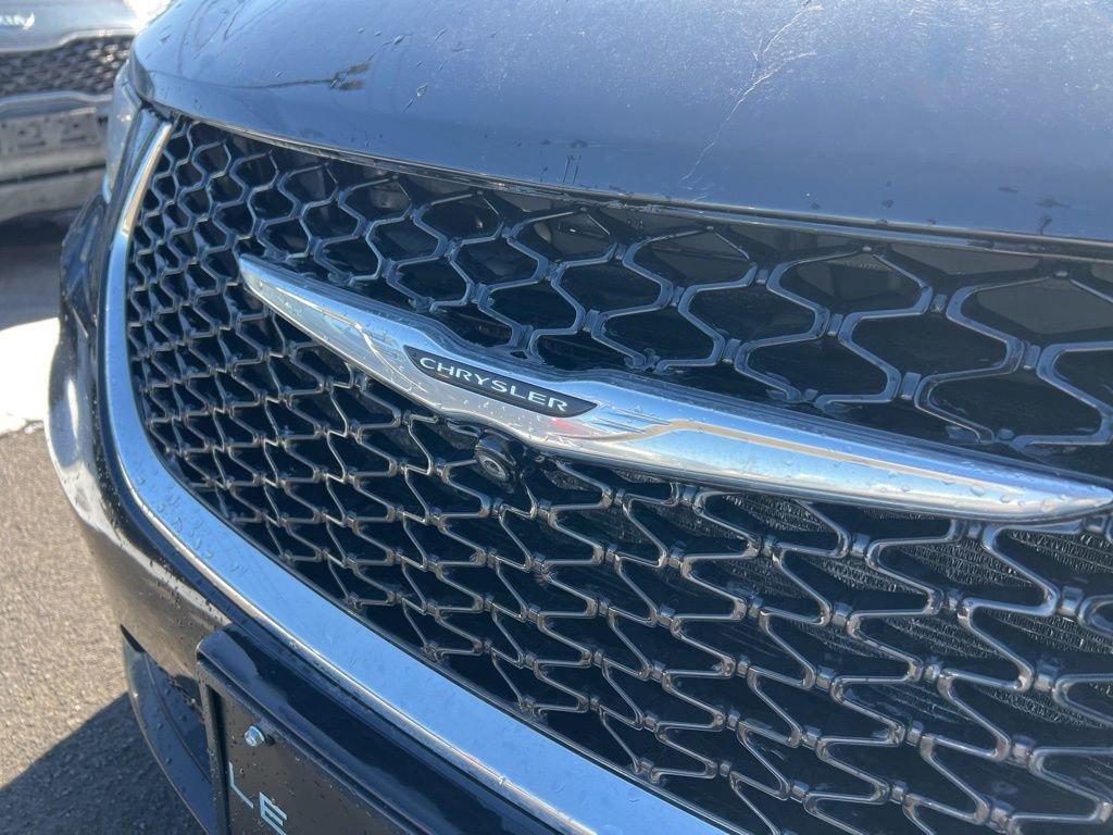 Used 2022 Chrysler Pacifica Touring-L w/ Uconnect Theater Family Group image 31