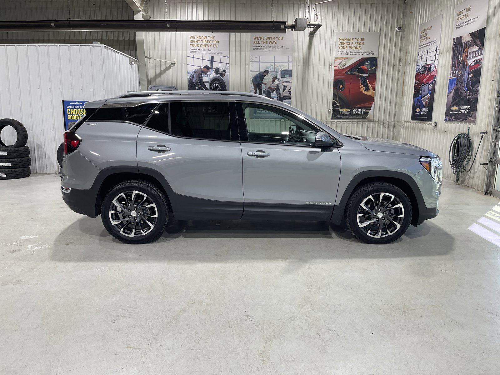 Used 2024 GMC Terrain SLT w/ Infotainment Package II AWD/4WD image 9