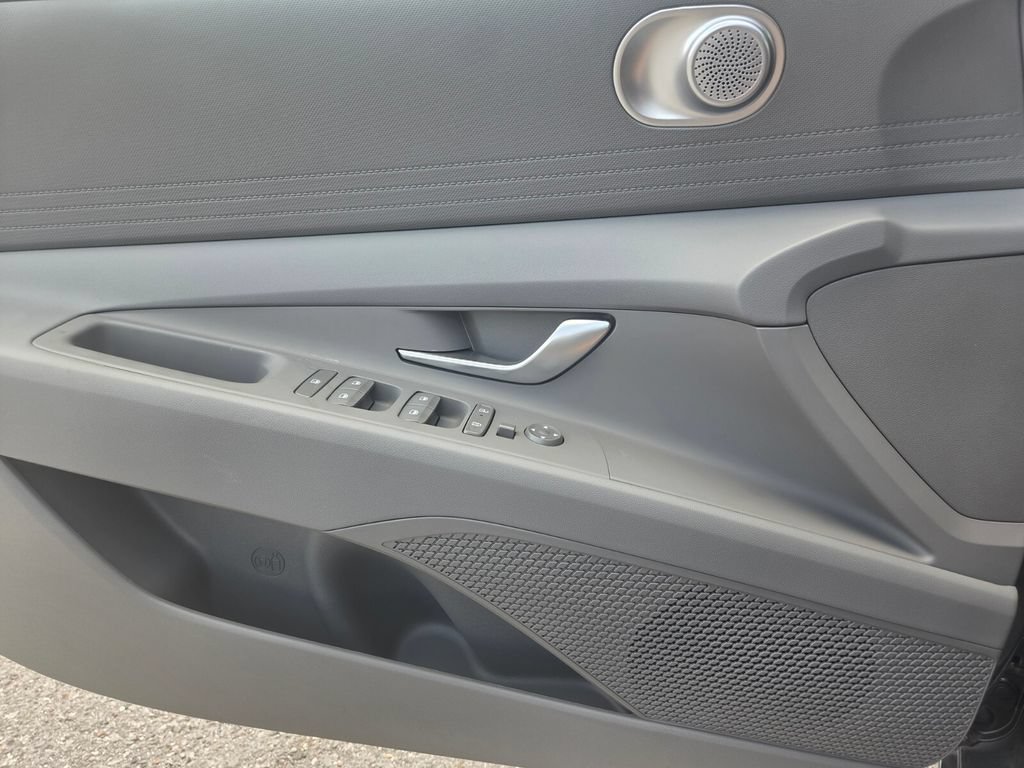 Used 2026 Hyundai Elantra SE FWD image 20