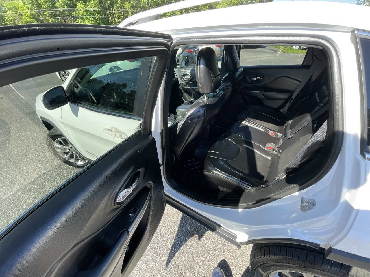 Used 2019 Jeep Cherokee Latitude Plus w/ Comfort/Convenience Group AWD/4WD image 10