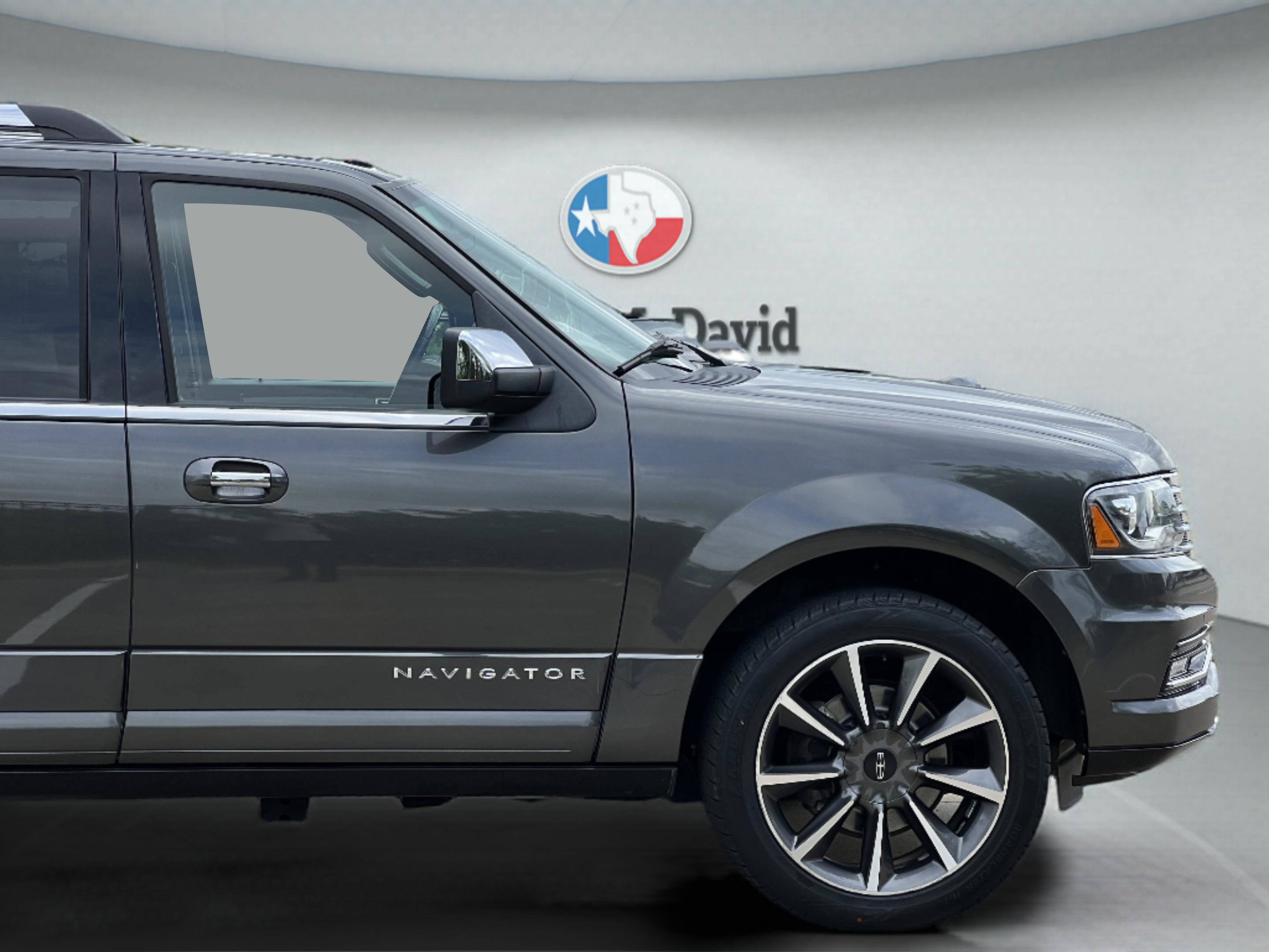 Used 2016 Lincoln Navigator Reserve image 12