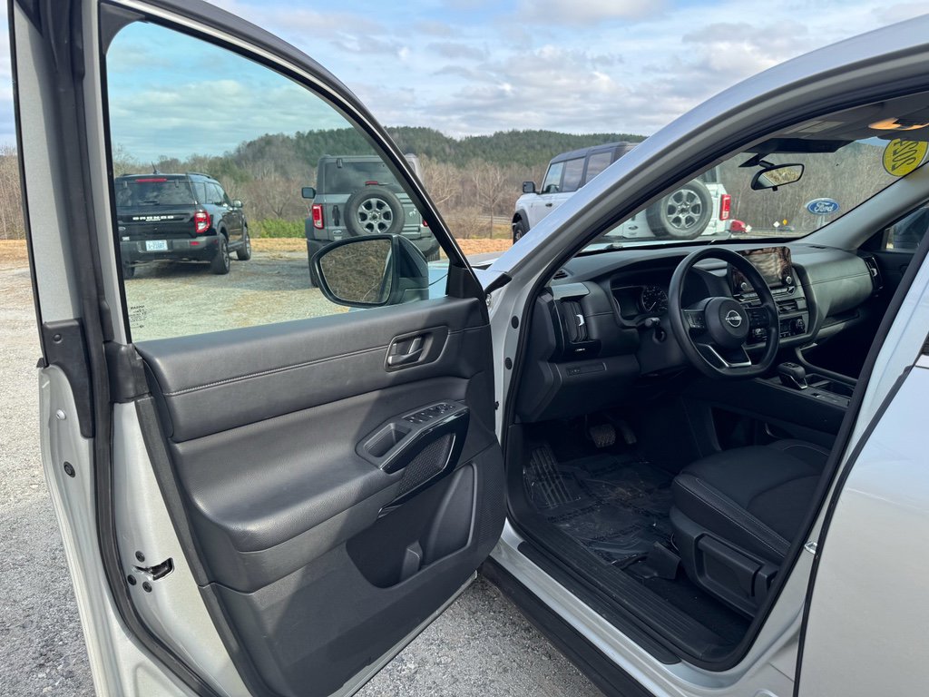 Used 2024 Nissan Pathfinder S image 11