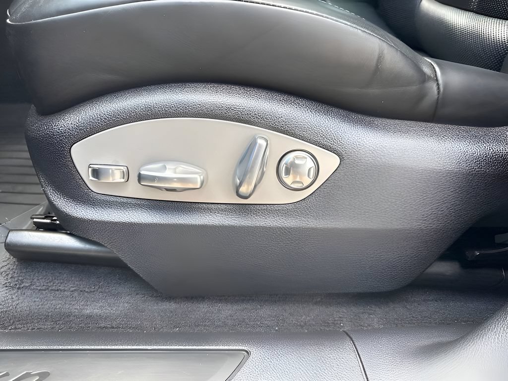 Used 2023 Porsche Macan Turbo AWD/4WD image 23