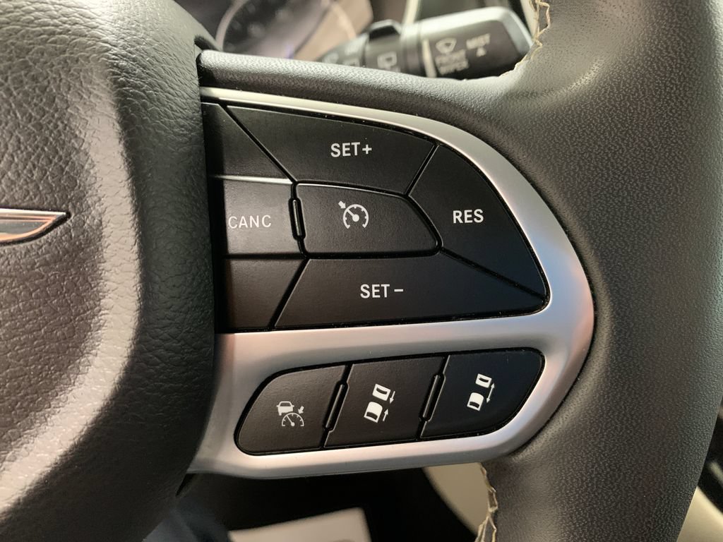 Used 2024 Chrysler Pacifica Touring-L FWD image 26