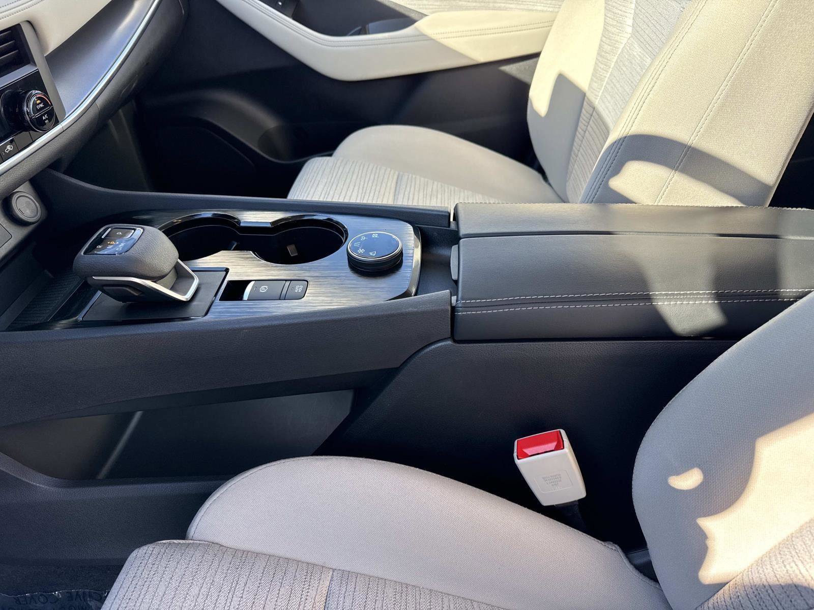 Used 2023 Nissan Rogue SV image 14