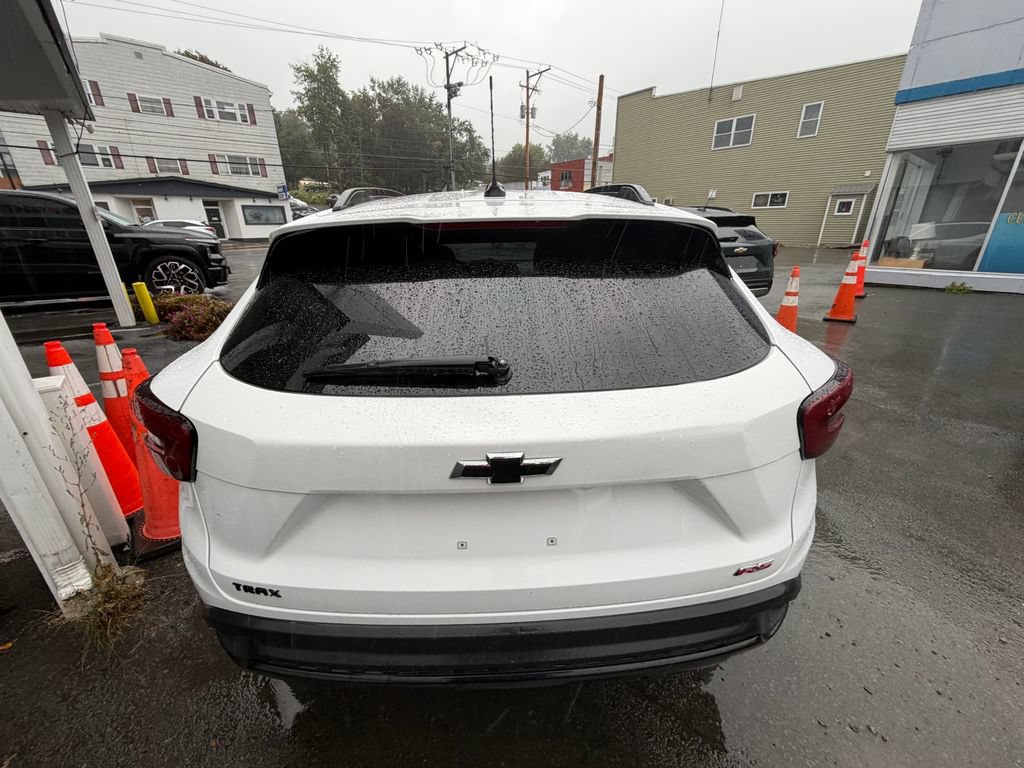 Used 2024 Chevrolet Trax RS w/ Sunroof Package FWD image 4