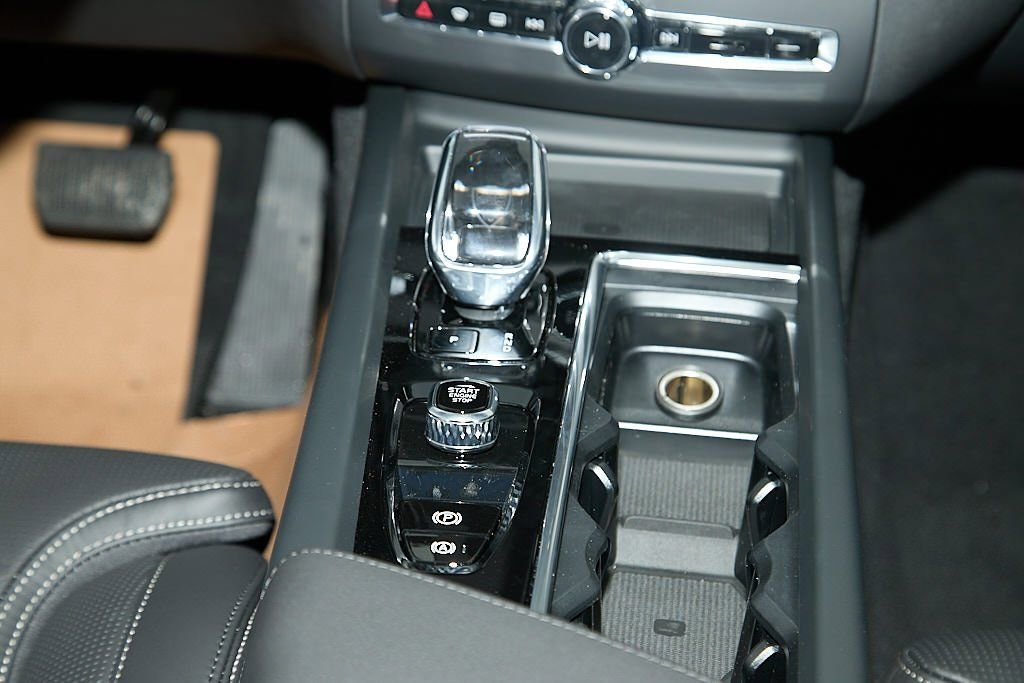 New 2026 Volvo XC60 T8 Ultra w/ Climate Package image 27