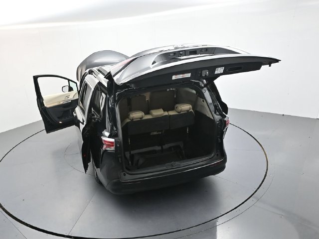 Used 2021 Toyota Sienna XLE FWD image 56