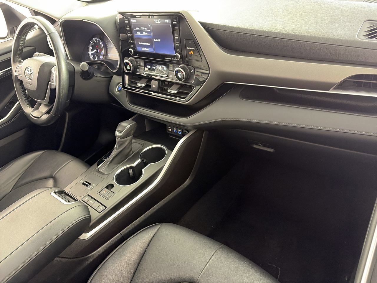 Used 2022 Toyota Highlander XLE FWD image 26