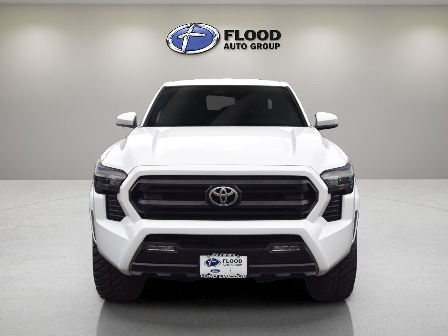 Used 2025 Toyota Tacoma SR5 AWD/4WD image 2