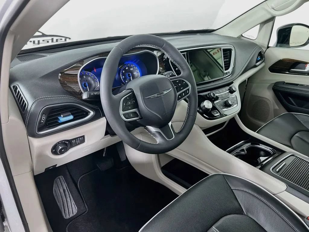 Used 2024 Chrysler Pacifica Limited FWD image 10