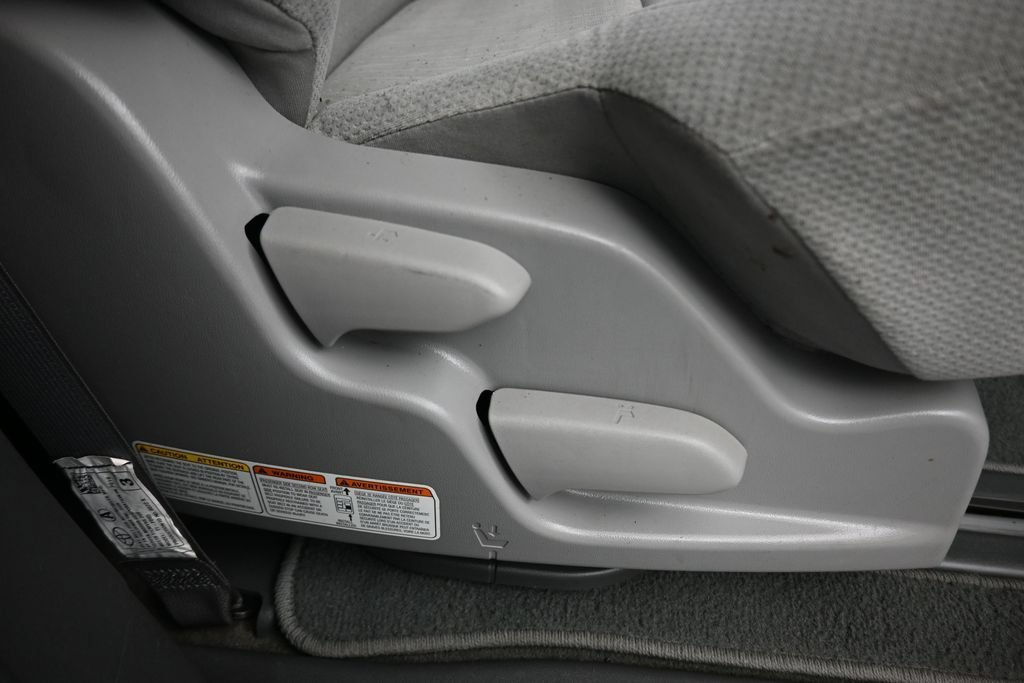Used 2018 Toyota Sienna LE w/ Carpet Mat Package FWD image 41