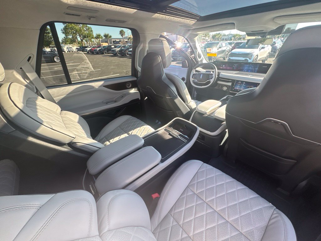 Used 2026 Lincoln Navigator Black Label w/ Black Label Special Edition AWD/4WD image 26