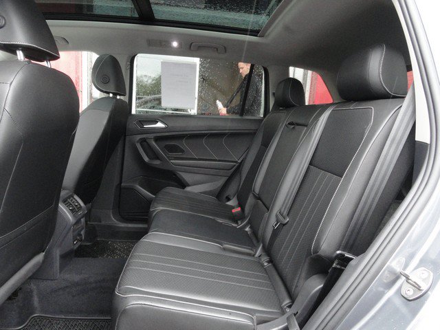 Used 2022 Volkswagen Tiguan SE AWD/4WD image 12