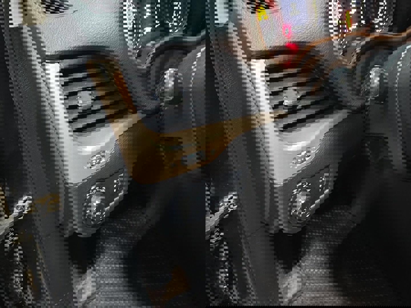 Used 2018 Jeep Cherokee Latitude w/ Cold Weather Group image 10