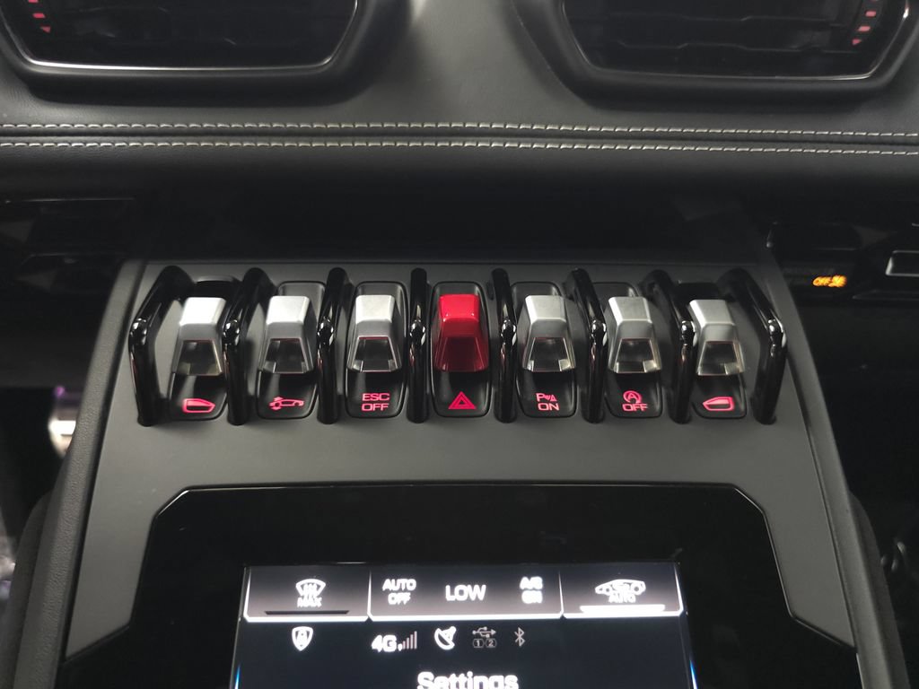 Used 2022 Lamborghini Huracan EVO RWD image 31