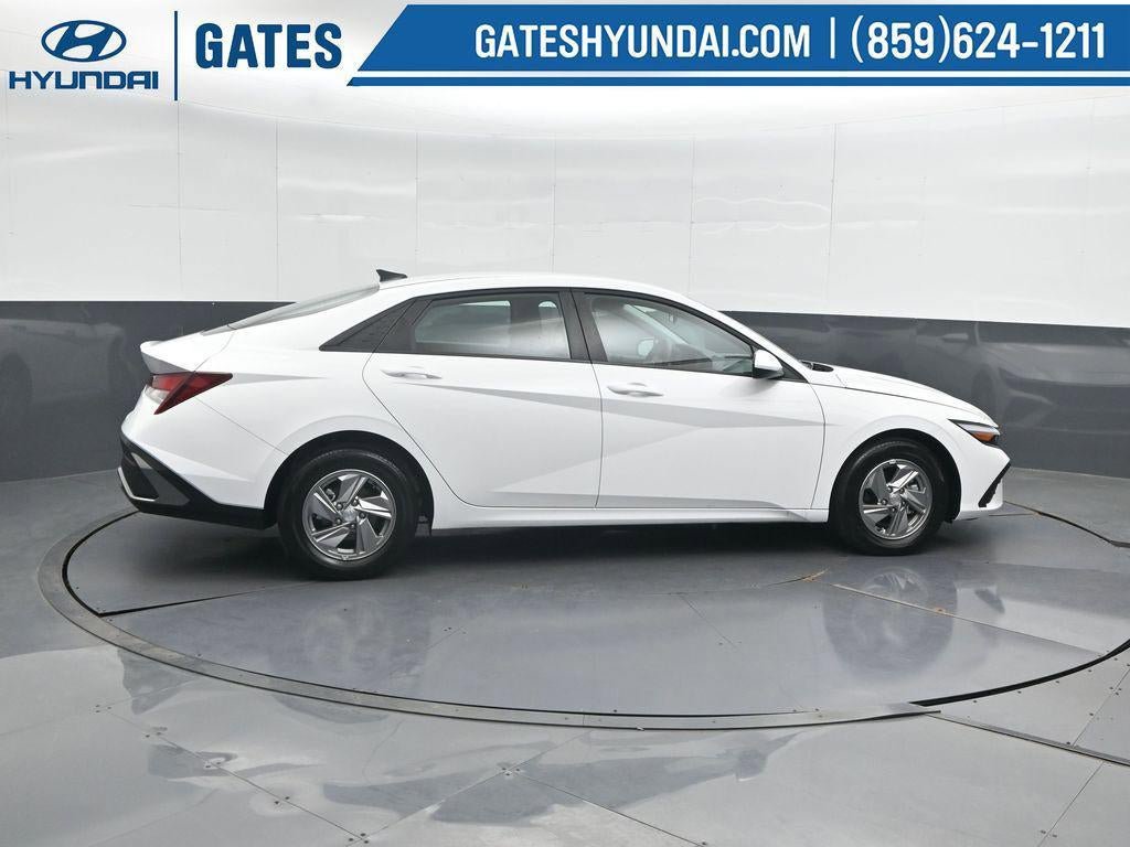 New 2025 Hyundai Elantra SE FWD image 3