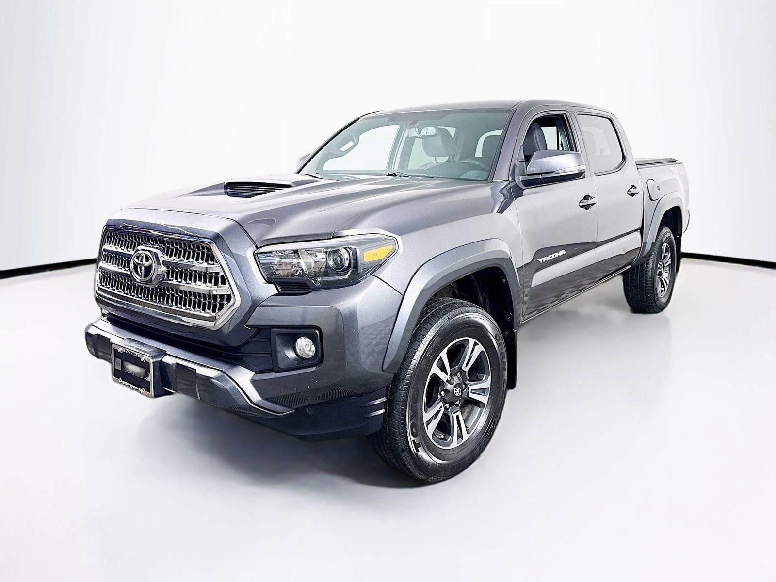 Used 2017 Toyota Tacoma TRD Sport image 3
