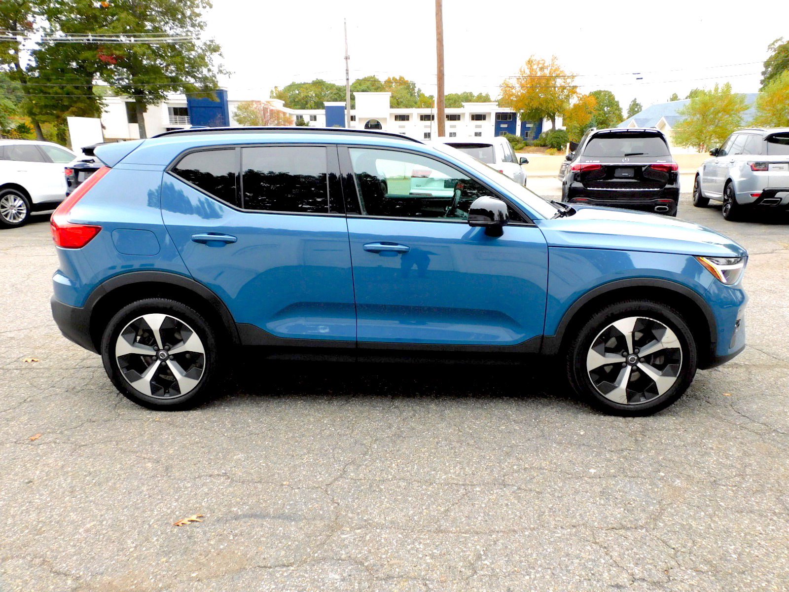 Used 2024 Volvo XC40 B5 Plus AWD/4WD image 6