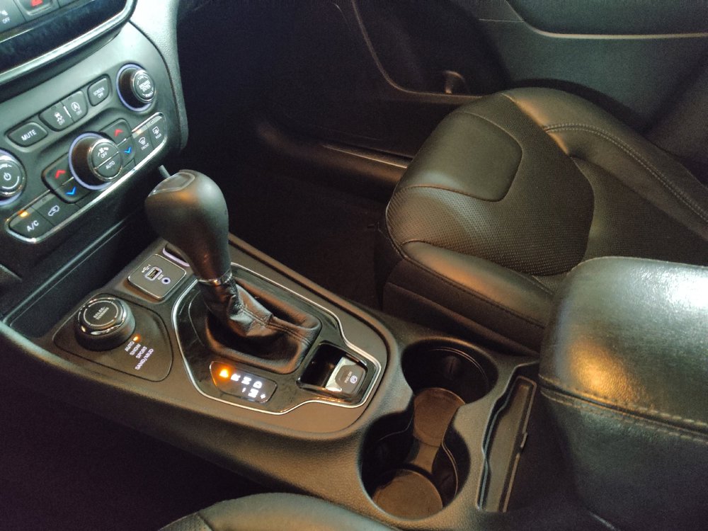 Used 2019 Jeep Cherokee Limited image 26