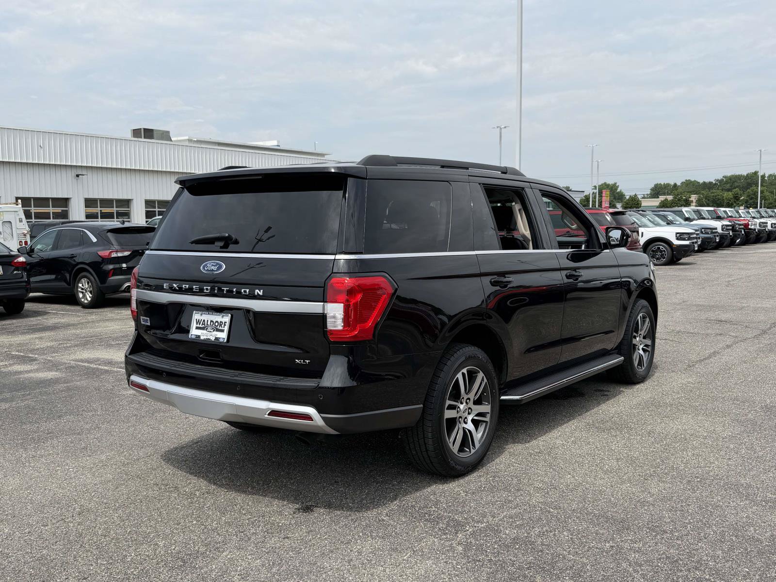 Used 2022 Ford Expedition XLT AWD/4WD image 2