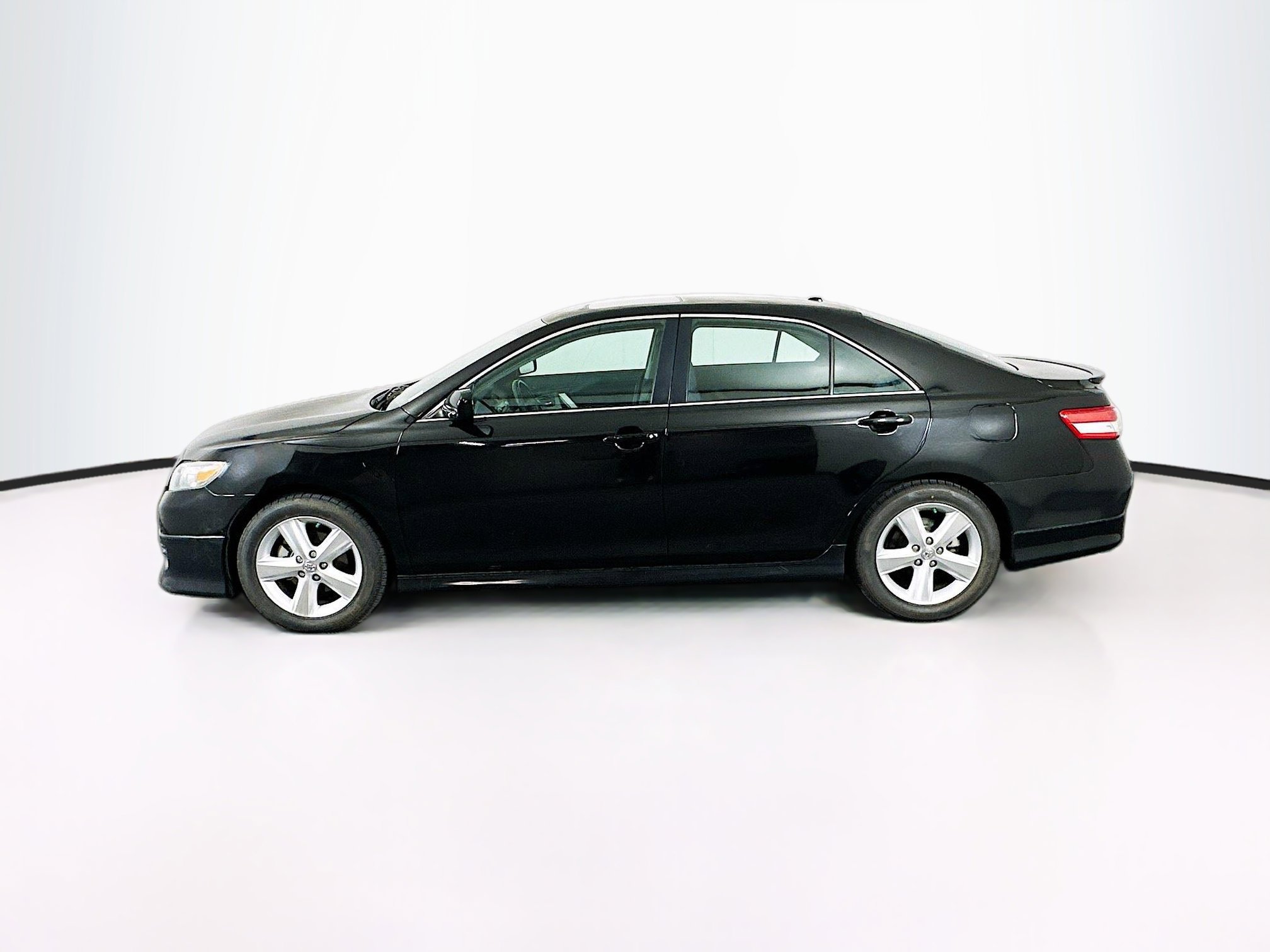 Used 2011 Toyota Camry SE w/ SE Extra-Value Pkg #1 FWD image 4
