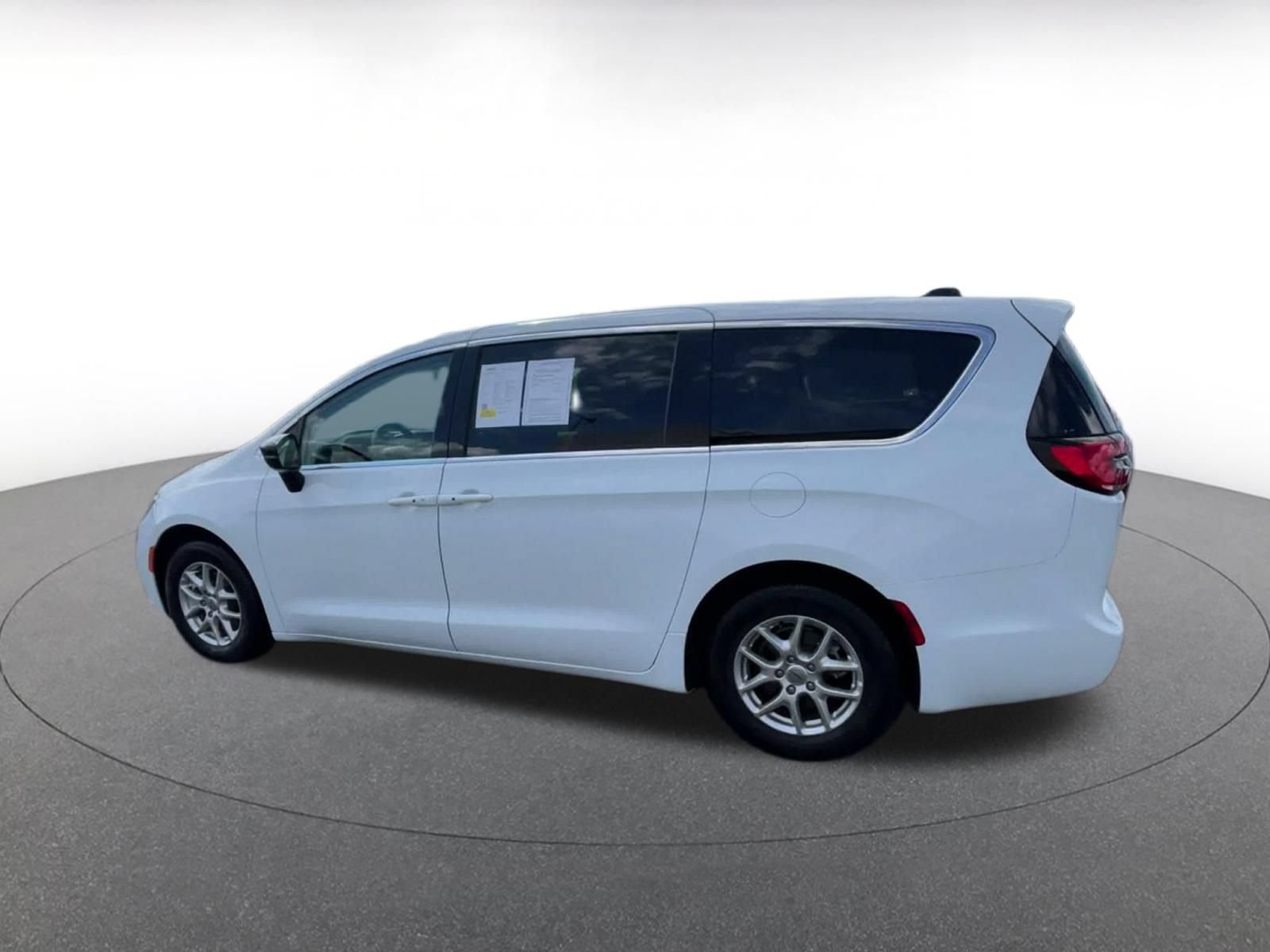Used 2024 Chrysler Pacifica Touring-L FWD image 7