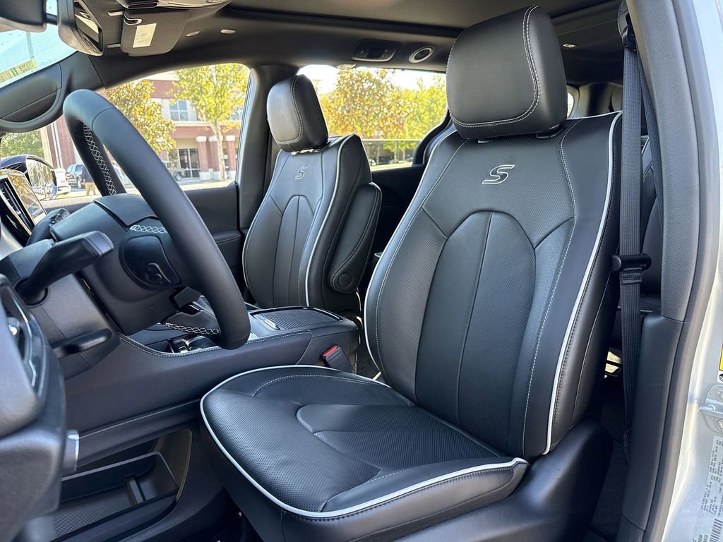 New 2026 Chrysler Pacifica Limited w/ S Appearance Package image 11