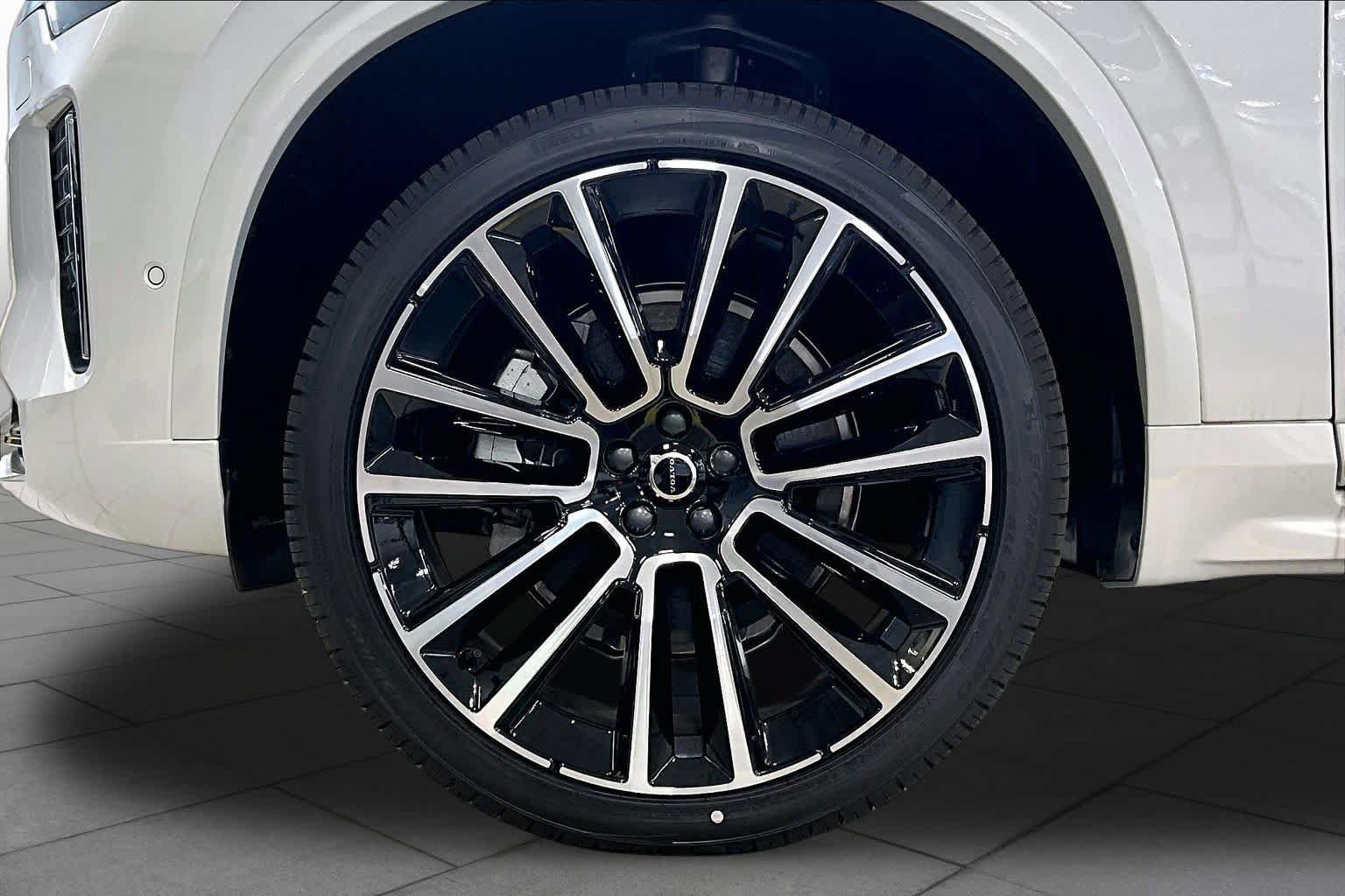 New 2026 Volvo XC90 B6 Plus w/ Protection Package Premier AWD/4WD image 16