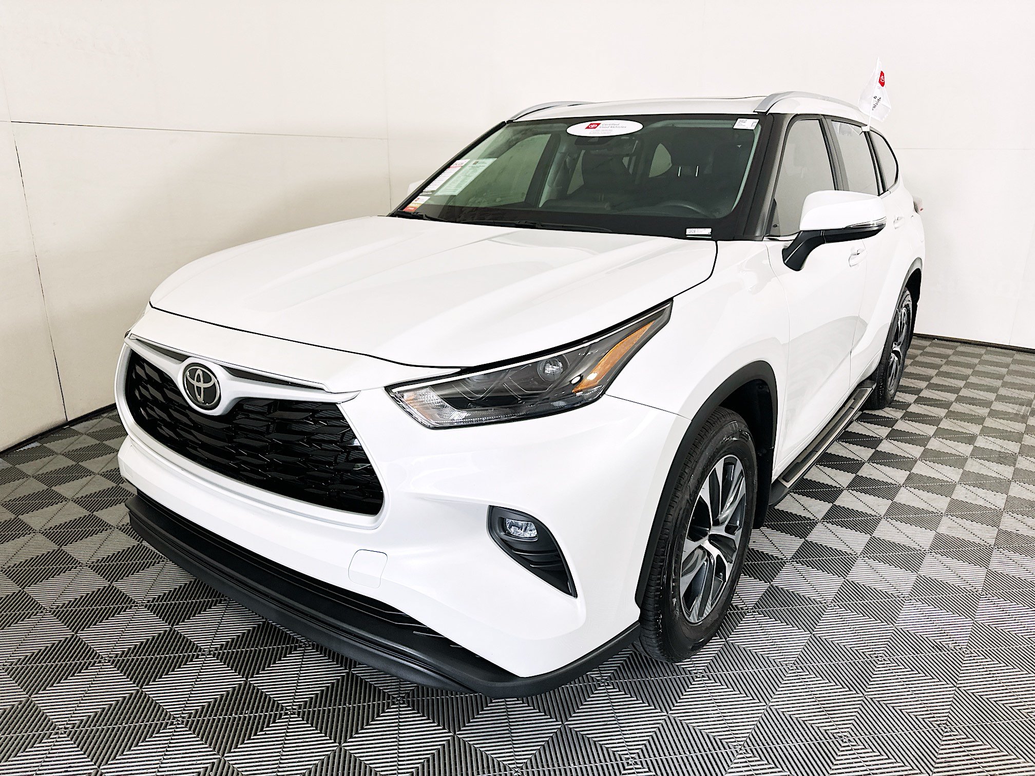 Certified 2025 Toyota Highlander XLE AWD/4WD image 7