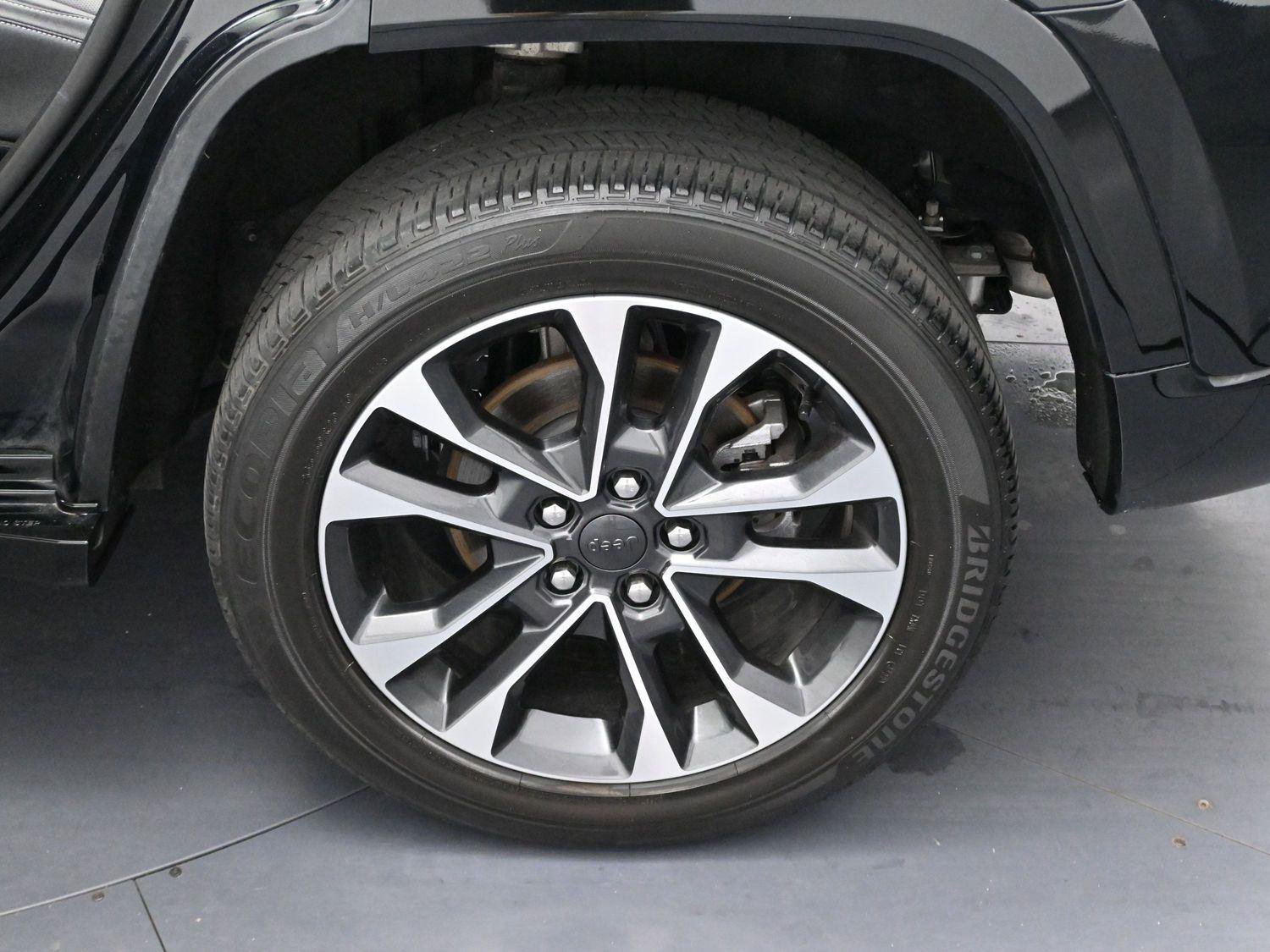 Used 2023 Jeep Grand Cherokee Overland w/ Luxury Tech Group IV AWD/4WD image 28