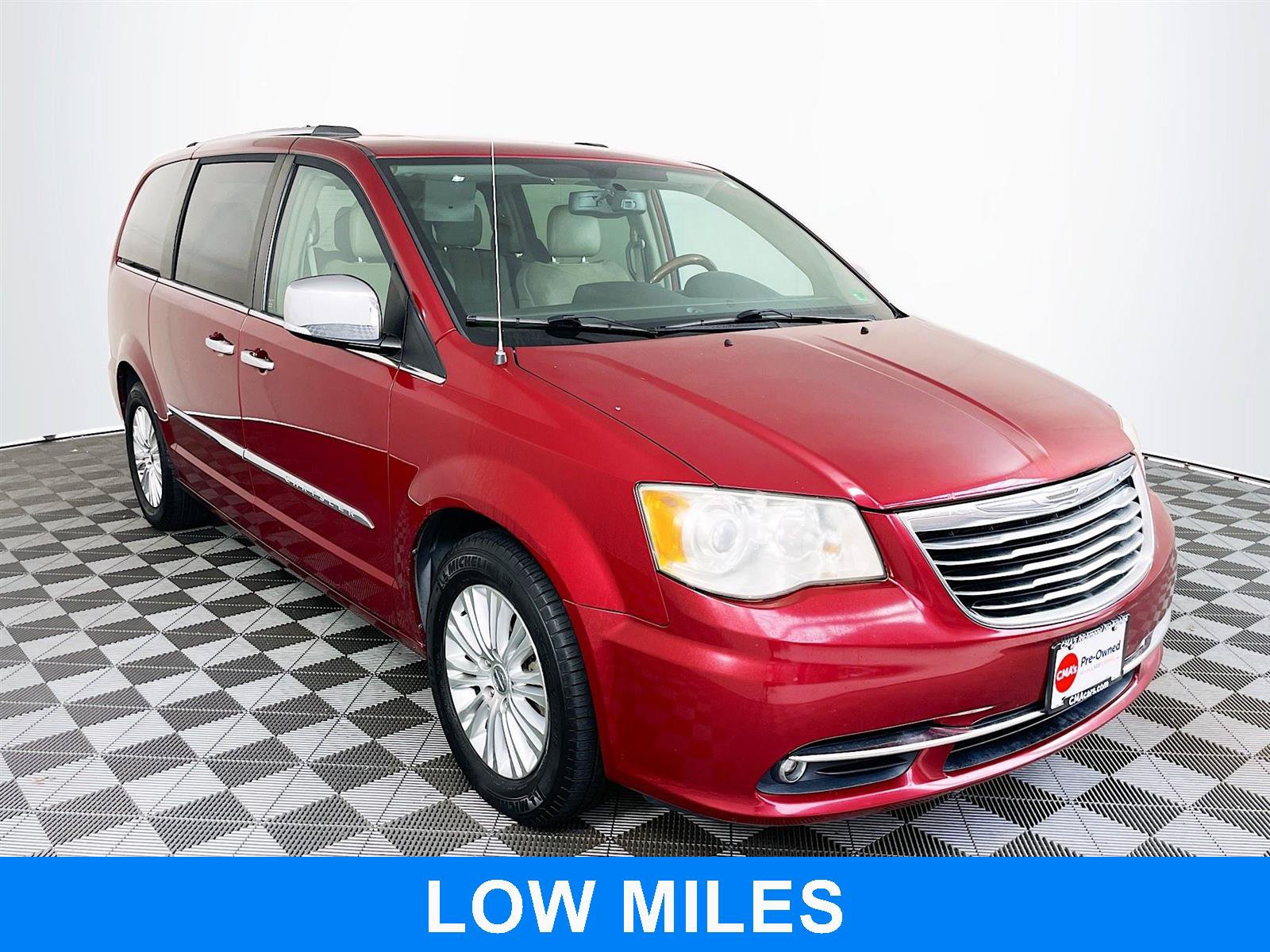 Used 2014 Chrysler Town & Country Limited w/ Luxury Group FWD image 1