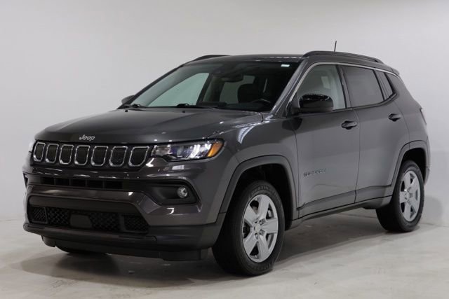 Used 2022 Jeep Compass Latitude w/ Sun and Sound Group AWD/4WD image 3