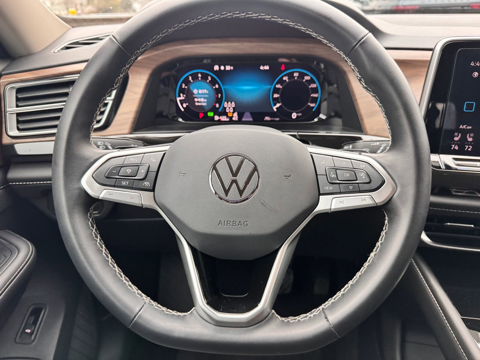 Used 2025 Volkswagen Atlas SE image 15