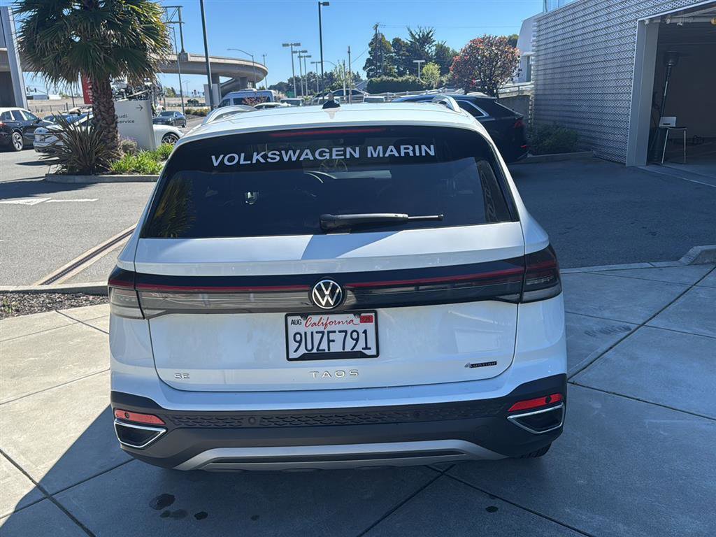 Used 2025 Volkswagen Taos SE w/ Panoramic Sunroof Package image 7