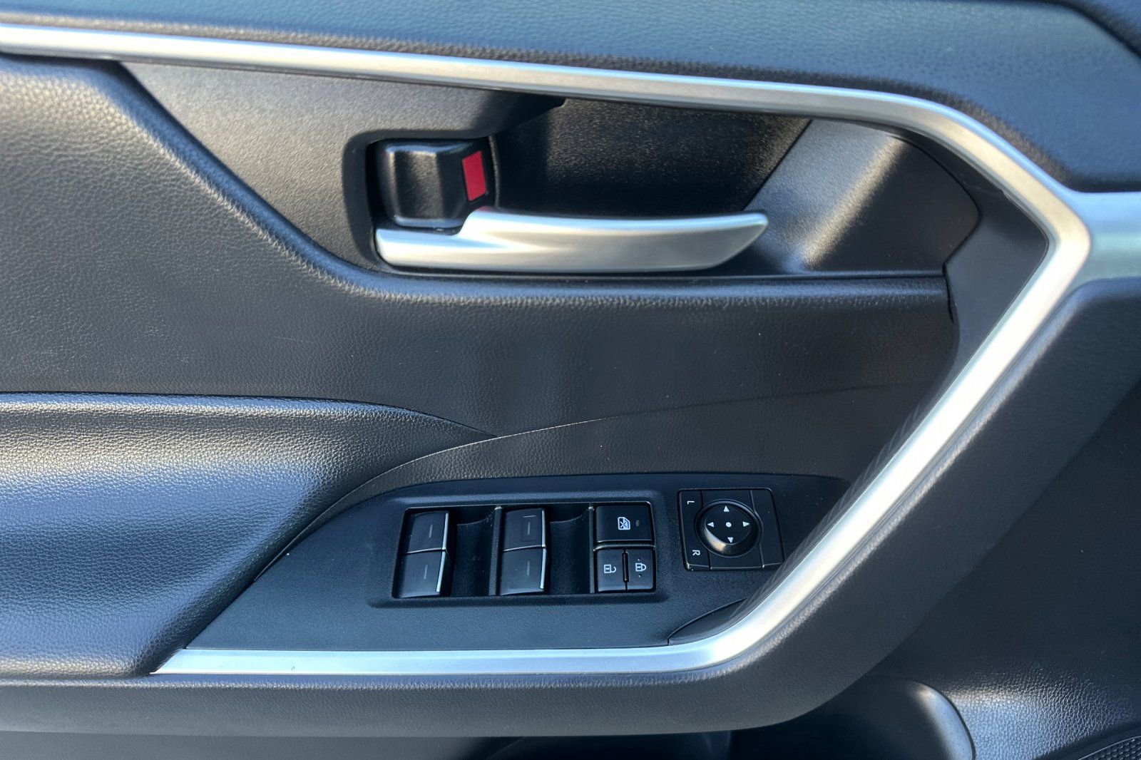 Used 2025 Toyota RAV4 XLE image 11