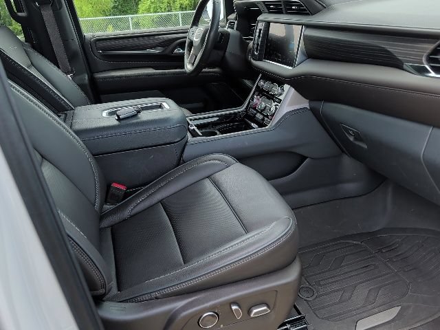 Used 2024 GMC Yukon XL Denali w/ Denali Reserve Package AWD/4WD image 9