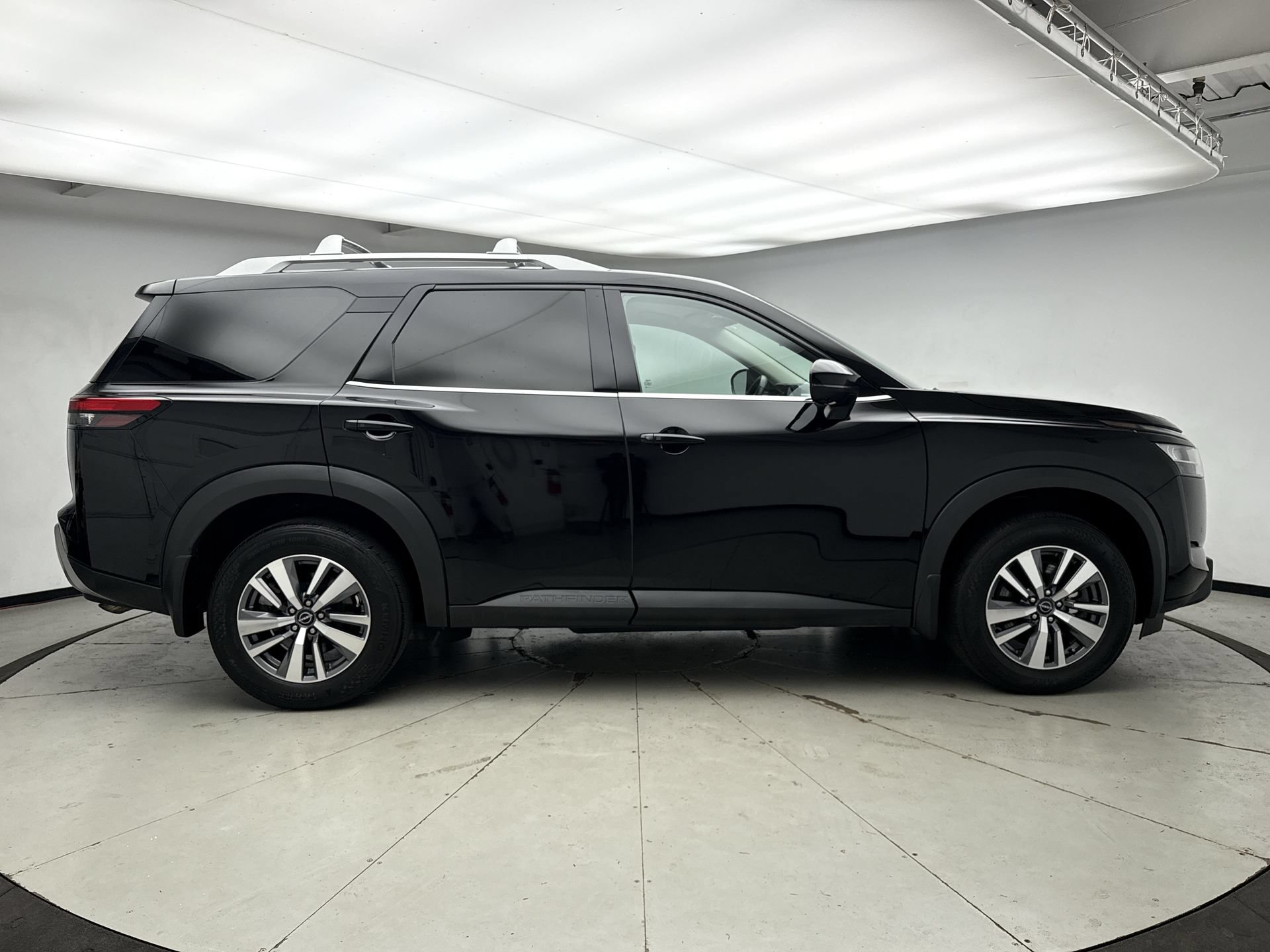 Used 2023 Nissan Pathfinder SL AWD/4WD image 6