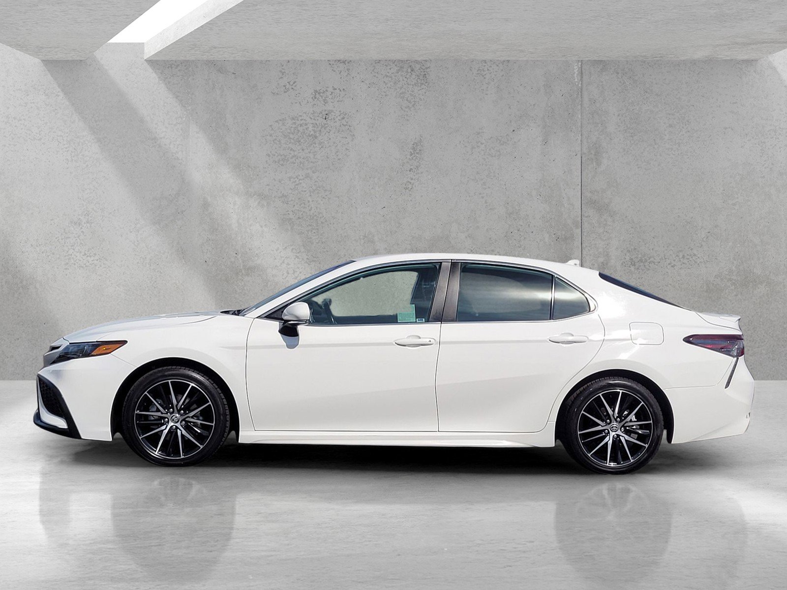 Used 2024 Toyota Camry SE image 7