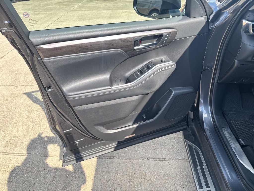 Certified 2021 Toyota Highlander Platinum AWD/4WD image 12