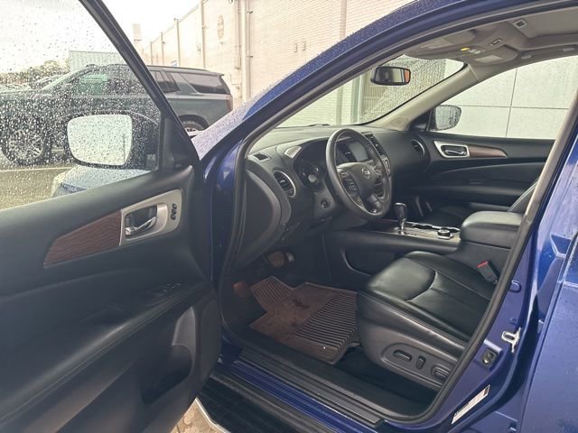 Used 2017 Nissan Pathfinder Platinum w/ Family Entertainment Package image 11