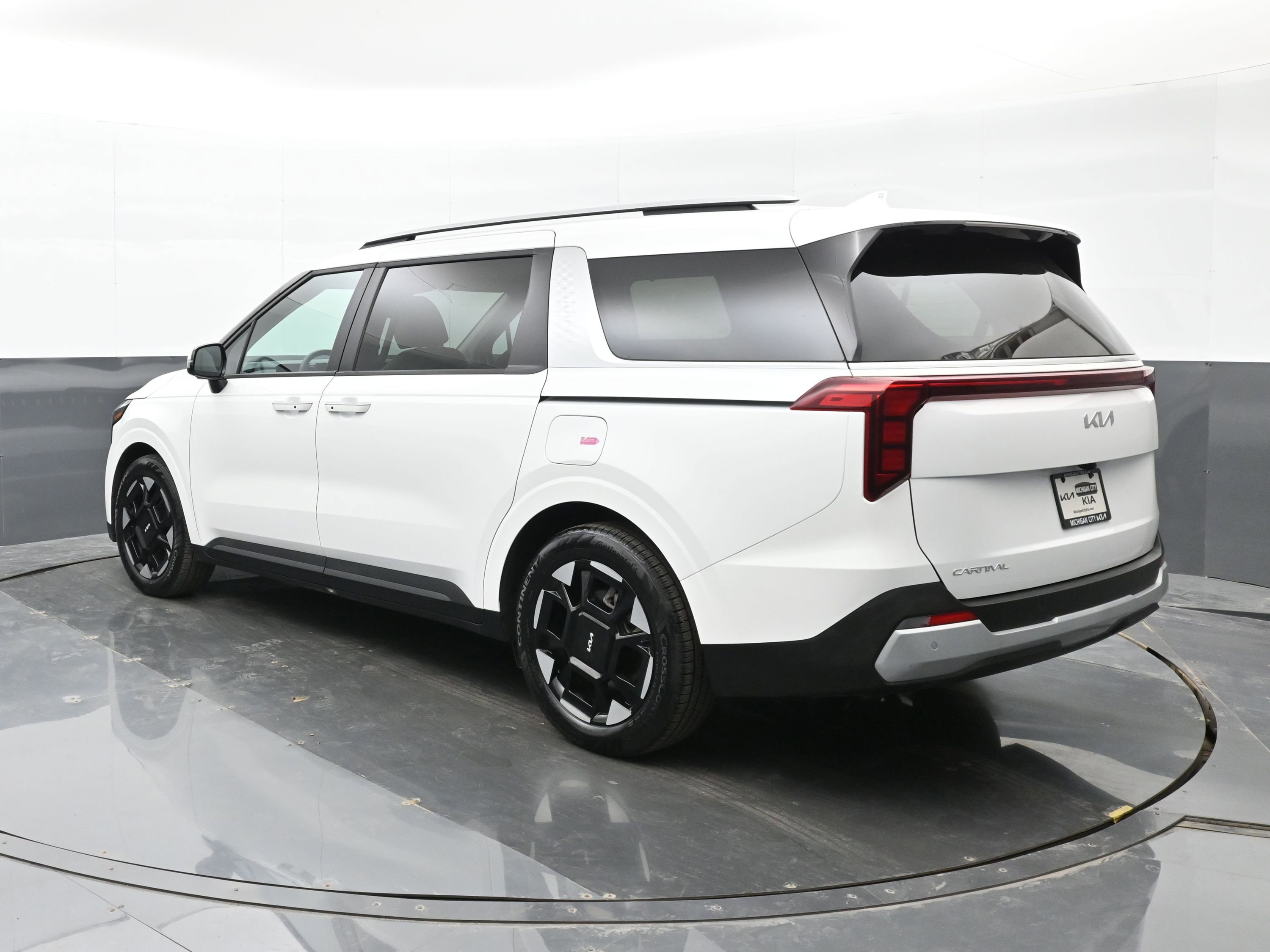 Used 2025 Kia Carnival EX image 6