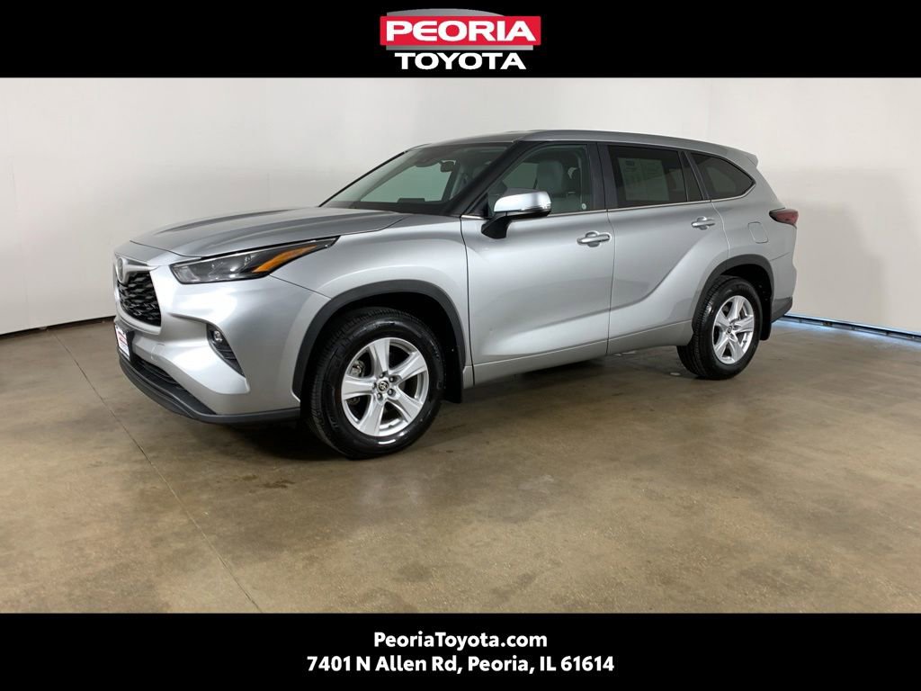 Used 2024 Toyota Highlander LE AWD/4WD image 1