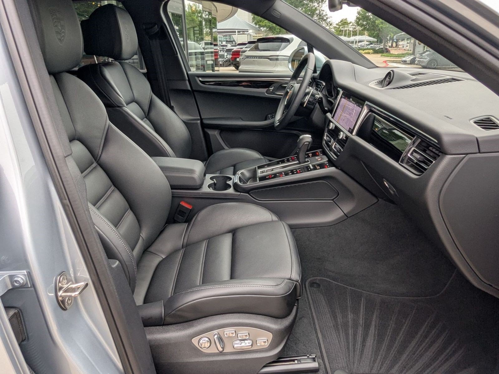 Certified 2026 Porsche Macan AWD/4WD image 25