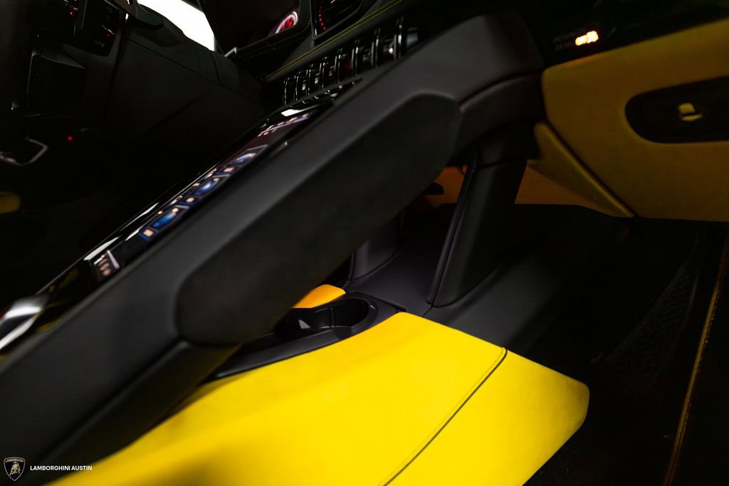 Used 2022 Lamborghini Huracan EVO RWD image 32